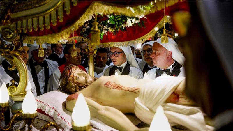 Eine vom Kreuz abgenommene Statue des toten Christus wird bei den Karfreitagsriten durch die Straßen getragen.