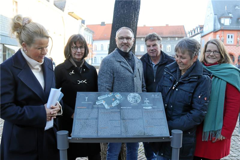 15 neue Info-Punkte in der Goslarer Altstadt Eine von 15 Stelen ist am Marktplatz zu finden und informiert über das Rathaus, das Gildehaus der Fernhandelskaufleute und den Marktbrunnen. Am Dienstagabend präsentierten Mitglieder der Verwaltung und des Stadtrates die neuen Informationspunkte. Foto: Hartmann
