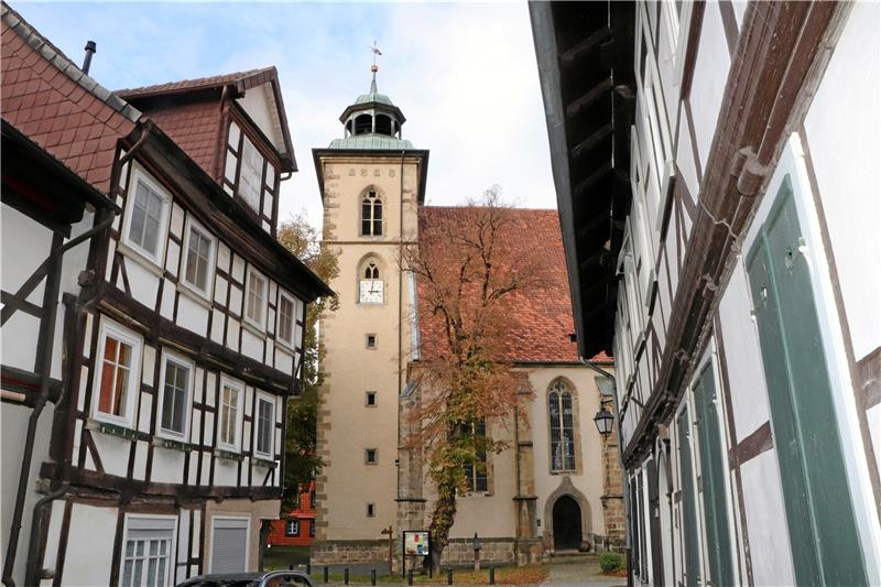 Eine von Hornburgs romantischen Gassen gibt zwischen kleinen Fachwerkhäusern den Blick auf die evangelische Marienkirche frei. Die Stadt feiert im November ihr 1025-jähriges Bestehen.  Foto: Gereke