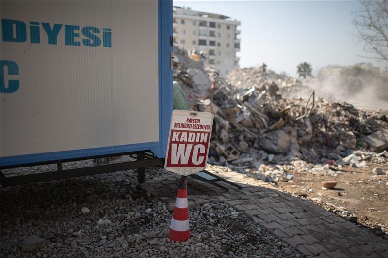Eine von der Gemeinde Kayseri bereitgestellte mobile Toilette für Frauen steht neben einem eingestürzten Gebäude im Epizentrum des Erdbebens.