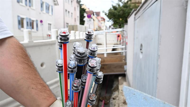 Eine von vielen Baustellen in Deutschland, wo Glasfaser-Internet verlegt wird.