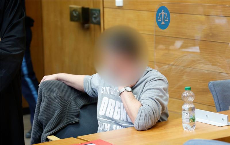 Eine von zwei Angeklagten wartet im Saal des Traunsteiner Landgerichts.