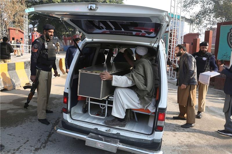 Anschlag auf Moschee: Opferzahl in Pakistan steigt auf 100 Eine weitere Leiche in einem Sarg wird mit einem Wagen zur Beerdigung transportiert.