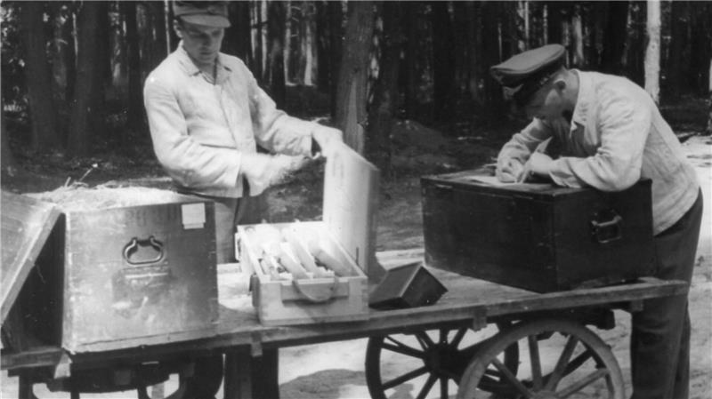 Das Nordharz-Inferno: Vor 80 Jahren erfolgt die Sprengung der Muna Eine weitere historische Aufnahme: Muna-Mitarbeiter kontrollieren im Schimmerwald Munitionskisten.