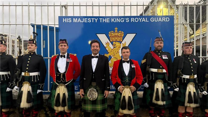 Jimmy Fallon feiert im Kilt mit Soldaten in Schottland Eine zufällige Begegnung bescherte Jimmy Fallon einen traditionell schottischen Abend.