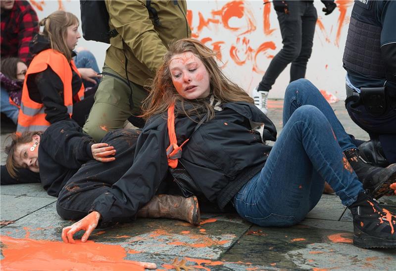 Einsatz am Kanzleramt: Polizei ermittelt in eigenen Reihen Einem Video zufolge malte ein Polizist in Zivil einer Aktivistin der Letzten Generation Farbe ins Gesicht. Das könnte nun ein Nachspiel haben.