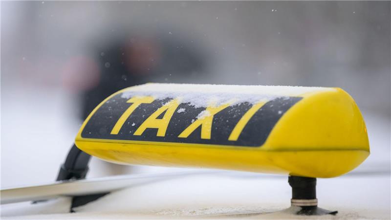 Einen 53-jährigen Taxifahrer wurde in Bremen im eigenen Auto überfallen. (Symbolbild)