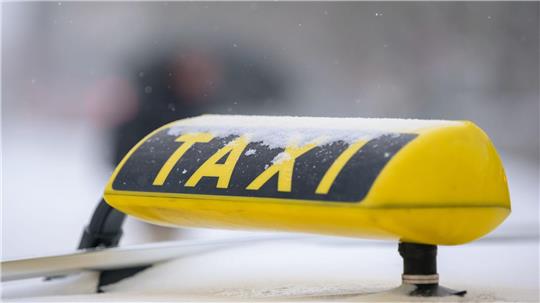 Einen 53-jährigen Taxifahrer wurde in Bremen im eigenen Auto überfallen. (Symbolbild)