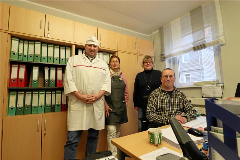 Happy End für schwerbehinderten Liebenburger bei Jobsuche Einen Arbeitsplatz im Büro wünscht sich der Liebenburger Sven Stawitzki (rechts) sehnlichst. Nachdem er der GZ über seine schwierige Jobsuche berichtet, kommt Bewegung in die Sache: Seit Januar arbeitet er in der Landfleischerei Brennecke. Chef Claus Brennecke, dessen Ehefrau Roswitha und Kollegin Sabine Mahnkopf (v. li.) freuen sich über den Neuzugang. Foto: Jambrek