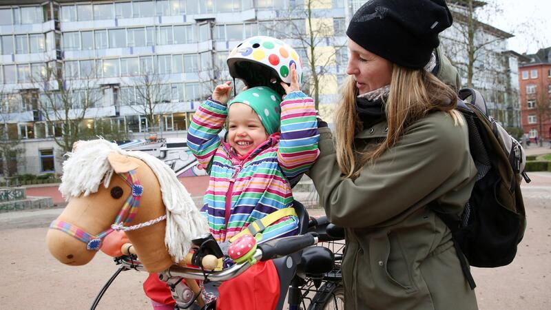 Einen Helm tragen kann zu einer positiven Angewohnheit werden.