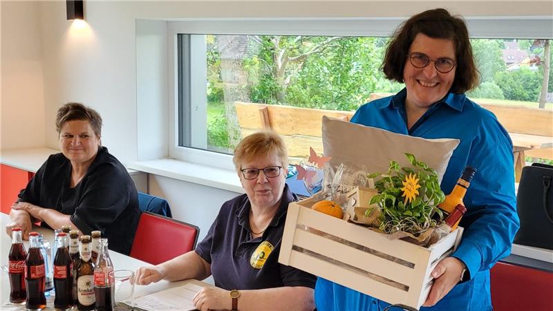 Jugendring Oberharz steht ohne Vorsitzende da Einen Korb voller Präsente bekommt Silvia Leismann zum Abschied aus dem Vorstand des Jugendrings.