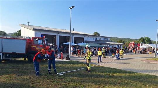 Einen Löschangriff zeigt die Jugendfeuerwehr.