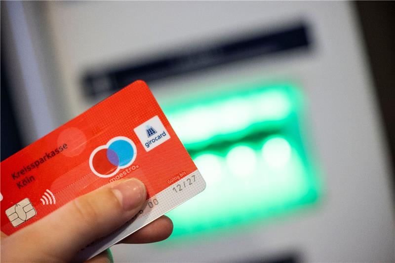 Millionen Maestro-Karten mit neuer Zahlfunktion ausgegeben Einen Monat nach dem Ausgabestopp für neue Maestro-Karten wurden bereits rund 2,8 Millionen Karten mit einer alternativen Zahlfunktion ausgegeben.