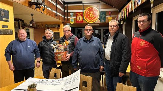 Einen Präsentkorb gibt es vom SC18 als Dank für die Spende. Von links: Thomas Penseler (2. Vorsitzender), Sebastian Meißner (IVH), Achim Keune (Schriftführer), Jörg Göttling (1. Vorsitzender), Uwe Lohmann (IVH) und Maik Köhler (Jugendabteilung des SC18).