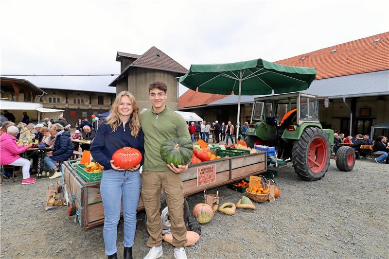 Erster Herbstmarkt auf dem Hof der Hornburg Einen Rouge d‘etampes- und einen Muskatkürbis präsentieren Titus Bötel und seine Freundin Lucie Achilles. Fotos: Jambrek