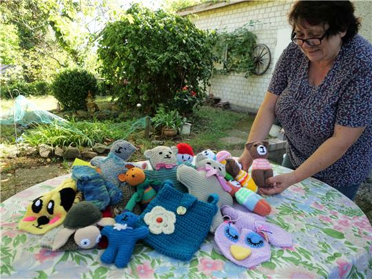 Einen Schwung selbst gemachter Sachen hat Gudrun Reinecke bereits. Auf weitere Gaben zählt sie im Laufe der nächsten Wochen. Sie sammelt für „Weihnachten im Schuhkarton“. Fotos: Potthast