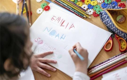 Einen Stift richtig halten, erste Buchstaben und Namen schreiben: Viele Kinder weisen in diesen Bereichen Defizite auf. Foto: dpa