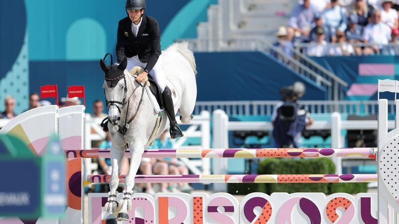 Jung weiter auf Gold-Kurs: Eine Nullrunde fehlt noch Einen Tag nach seinem Sturz reitet Christoph Wahler mit Carjatan fehlerfrei.