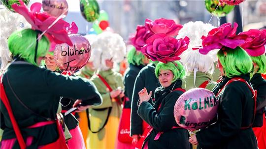 Einen Tag vor Rosenmontag ziehen traditionell die „Schull- und Veedelszöch“ durch Köln.