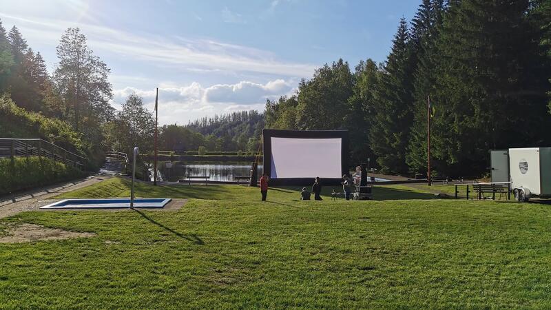 Einen Testlauf hat es am Altenauer Okerteich schon gegeben: Die Leinwand soll auf der Rasenfläche vor dem Wasser stehen.