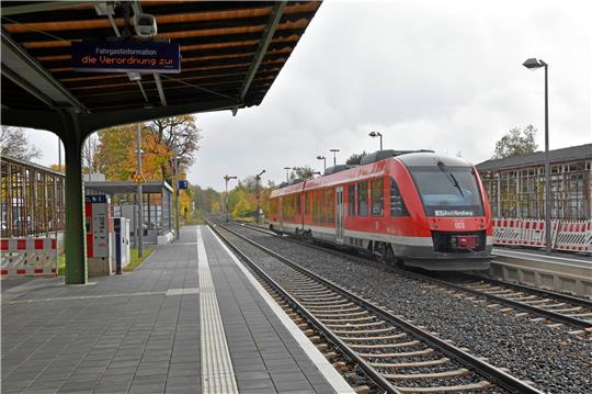 Einen barrierefreien Ein- und Ausstieg bietet der Langelsheimer Bahnhof nach der Wiedereröffnung. Unmut wird über fehlende Sitzangelegenheiten und nicht ausreichende Fahrradabstellmöglichketen laut. Foto: Loebs