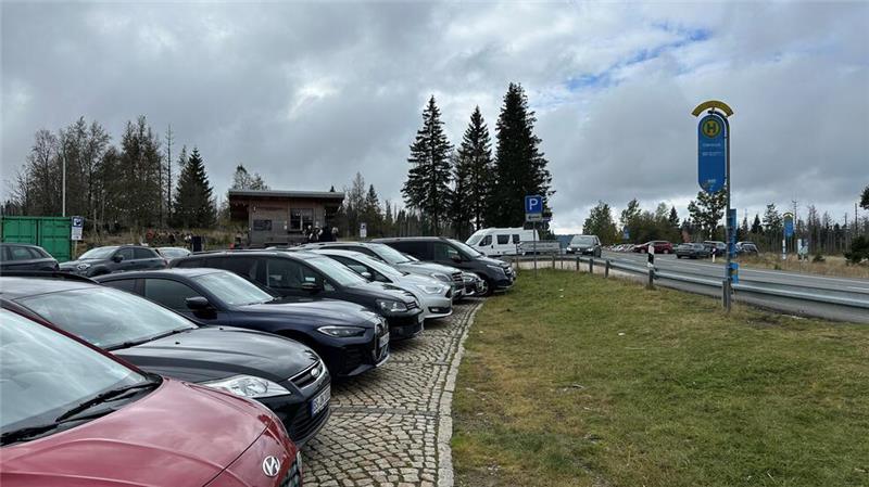 Einen freien Parkplatz zu finden, ist Glückssache: Der Andrang am Wochenende auch von Tagestouristen ist an den Waldparkplätzen wie in Oderbrück riesig.