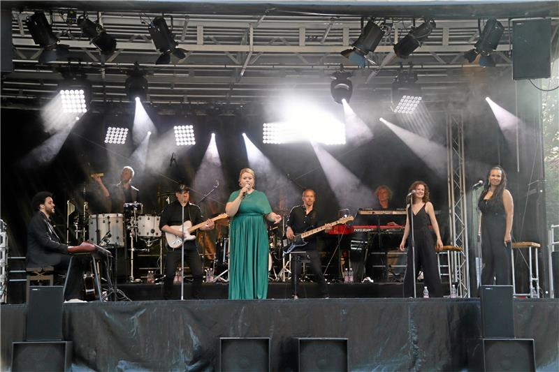 Einen fulminanten Auftritt legt die Coverband Edelle auf der Open-Air-Bühne Seesen im Park am Amtsgericht hin. Vor allem Sängerin Leslie Ann Jost (4. v. li.) zieht das Publikum in ihren Bann.  Foto: Jambrek