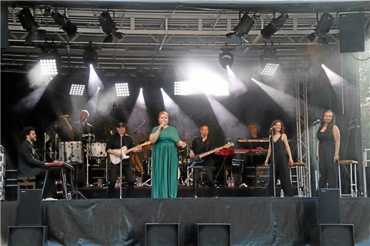 Einen fulminanten Auftritt legt die Coverband Edelle auf der Open-Air-Bühne Seesen im Park am Amtsgericht hin. Vor allem Sängerin Leslie Ann Jost (4. v. li.) zieht das Publikum in ihren Bann.  Foto: Jambrek