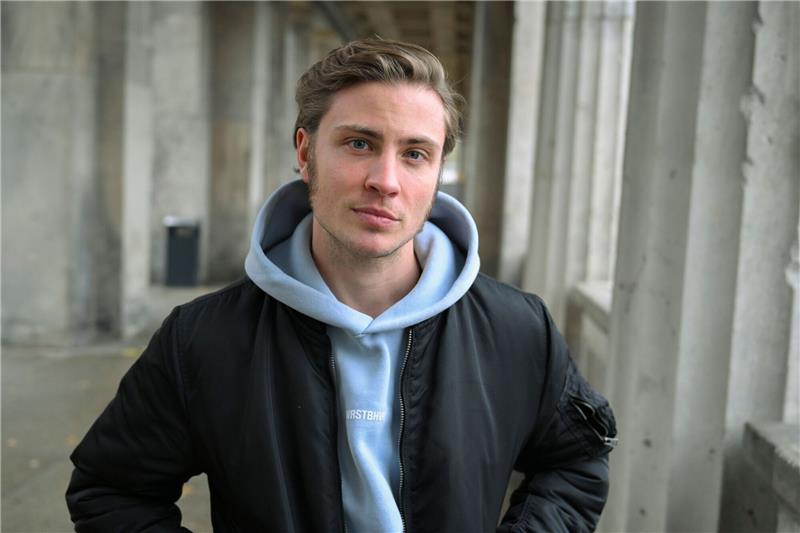 Jannik Schümann und seine Peter-Pan-Seite Einen ganzen Tag lang nur unter dem Tisch essen - für Jannik Schümann ein großer Spaß.