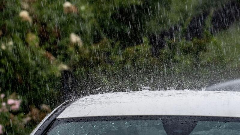 Sturm und Unwetter: So bleiben Sie und Ihr Auto sicher Einen heftigen Regen sollte man an einem sicheren Ort abwarten.