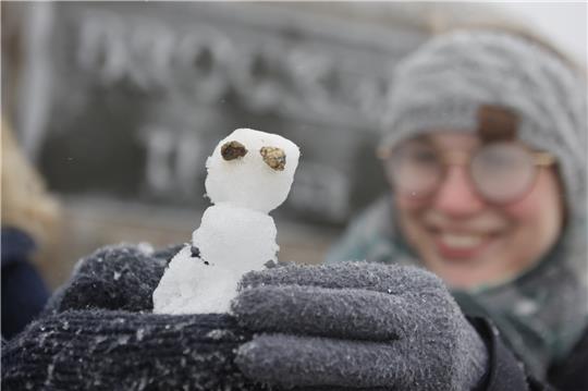 Einen kleinen Schneemann hat diese Brockenwanderin mit dem ersten Schnee auf dem Brocken gebaut. Erste Schneeflocken sind am Vormittag auf dem Brocken gefallen. Kalte Temperaturen um den Gefrierpunkt und starke Niederschläge werden auch am Wochenende für Schneeschauer sorgen. Fotos: Matthias Bein/DPA