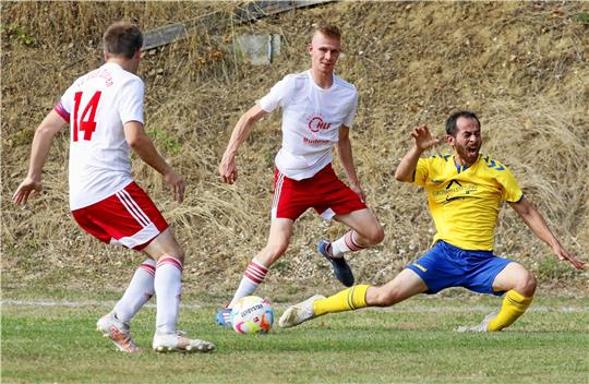 Einen schmerzhaften Saisoneinstand gibt es für Ahmet-Musa Güllük und den TSV Gielde beim 0:3 gegen den FC Groß Döhren, in der Mitte Tobias Gottschlich. Foto: Epping