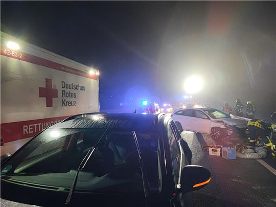 Einen schweren Verkehrsunfall gab es am Donnerstagabend auf der A 7 auf Höhe der Anschlussstelle Seesen. Foto: Feuerwehr Seesen
