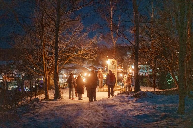 Einen stimmungsvollen Blick auf die Lichter von Braunlage konnten am Samstagabend die Teilnehmer einer Fackelwanderung genießen.