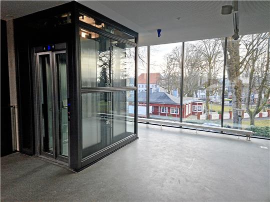 Einen völlig neuen Blick auf Zellerfeld bietet das Panoramafenster des Museumszwischenbaus. Ein Fahrstuhl sorgt zusätzlich für eine Barrierefreiheit bis in die obere Etage. Foto: Knoke
