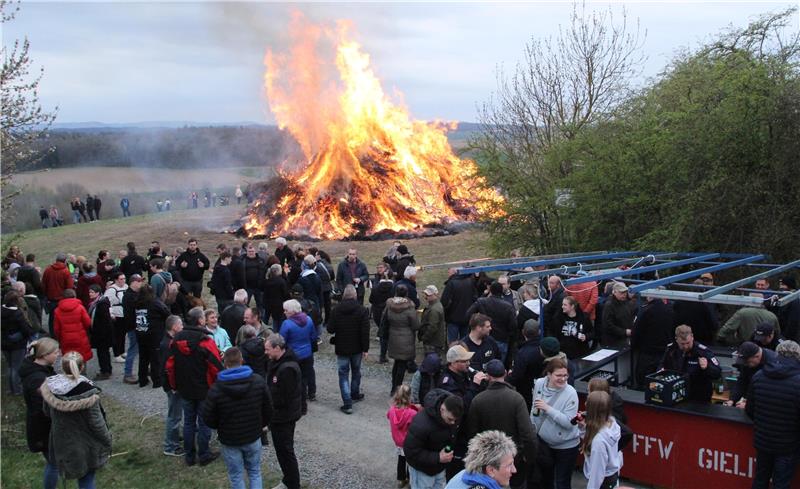 Viele Menschen an einem Osterfeuer