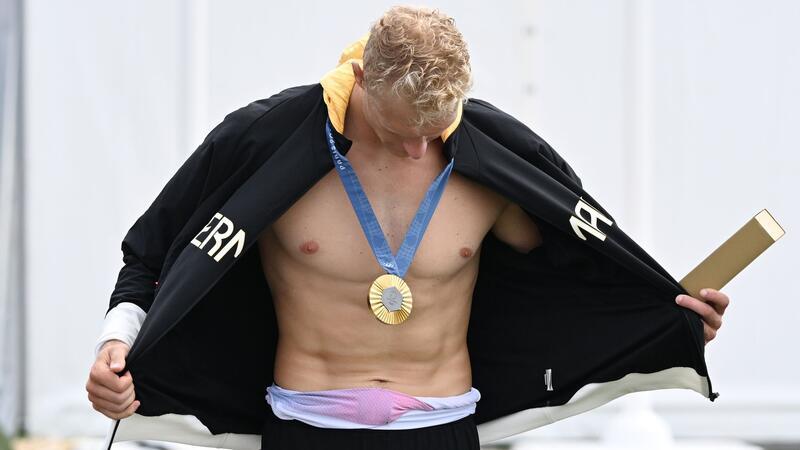 „Rennen für die Ewigkeit“: Olympiasieger Zeidler am Ziel Einer-Dominator Oliver Zeidler präsentiert stolz seine Goldmedaille.