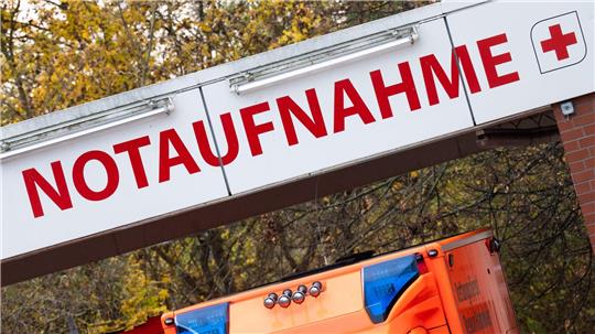 Einer Umfrage der Krankenkasse AOK zufolge gehen viele Menschen mit Gesundheitsproblemen in Niedersachsen direkt in eine Notaufnahme. (Archivbild) 