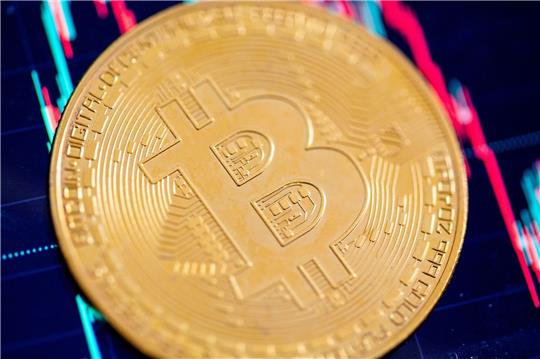 Einer Umfrage des Digitalverbands Bitkom zufolge denkt jeder dritte Bewohner ab 16 Jahren hierzulande darüber nach, in Kryptowährungen zu investieren.
