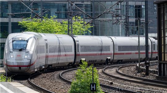 Einer Umfrage zufolge hält eine Mehrheit die Bahnpreise für teuer oder eher teuer. (Archivbild)