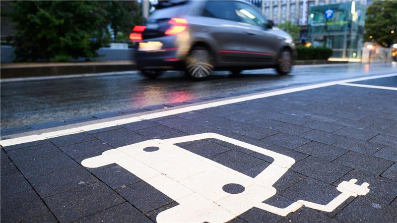 Einer Umfrage zufolge nutzen aktuell nur zwei von zehn Niedersachsen regelmäßig oder gelegentlich E-Autos. (Archivbild)