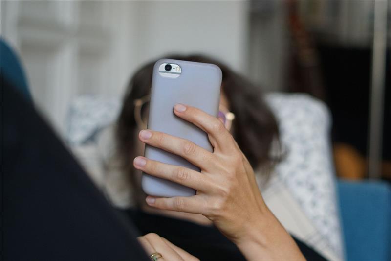 Mehr als 40 Prozent sagen von sich: Ich bin zu lang am Handy Einer Umfrage zufolge schätzen 27 Prozent ihre eigene Smartphone-Nutzung als «zu lang» ein, 15 Prozent sogar als «viel zu lang».