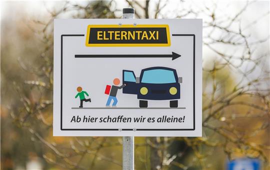 Einer Umfrage zufolge werden in den warmen Monaten 17 Prozent der Kinder hauptsächlich mit dem Auto zum Unterricht gebracht, im Herbst und Winter sind es 22 Prozent.