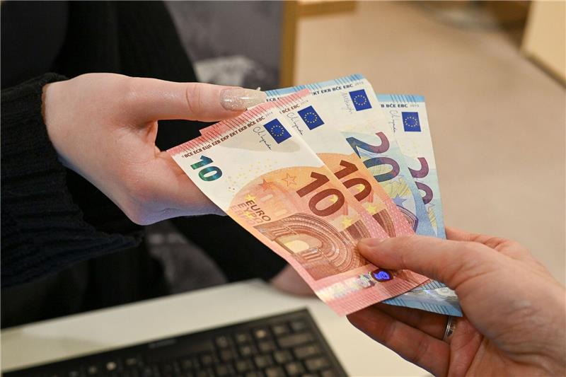 Einer Umfrage zufolge wollen 93 Prozent, dass sie auch in Zukunft selbst entscheiden möchten, ob sie bar oder unbar bezahlen.