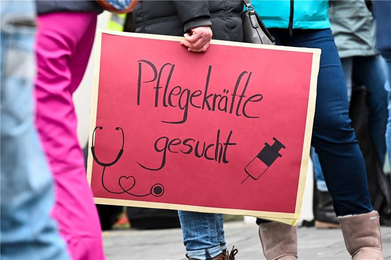 Zu wenig Pflegekräfte - Problem in Kliniken soll zunehmen Einer Untersuchung zufolge fehlen in fast jedem Krankenhaus (94 Prozent) Pflegerinnen und Pfleger auf Allgemeinstationen.