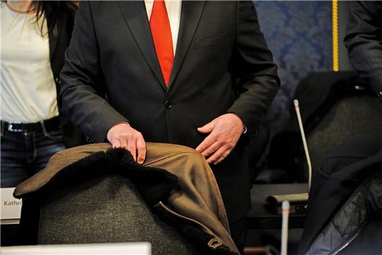 Einer der Angeklagten im Verhandlungssaal des Landgerichts in Schwerin.