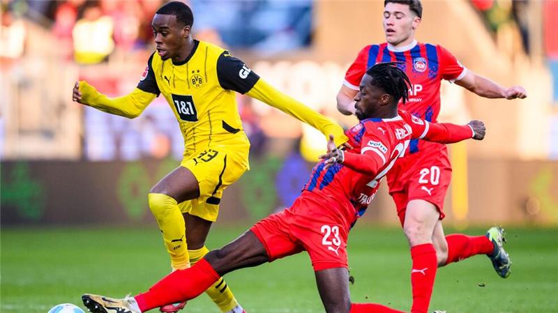 Erster Liga-Sieg 2025: Guirassy und Beier erlösen BVB Einer der Dortmunder Aktivposten: Jamie Gittens (l.) im Duell mit Omar Traoré.