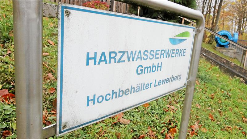 Ein Schild auf dem "Harzwasserwerke GmbH Hochbehälter Lewerberg" zu sehen.