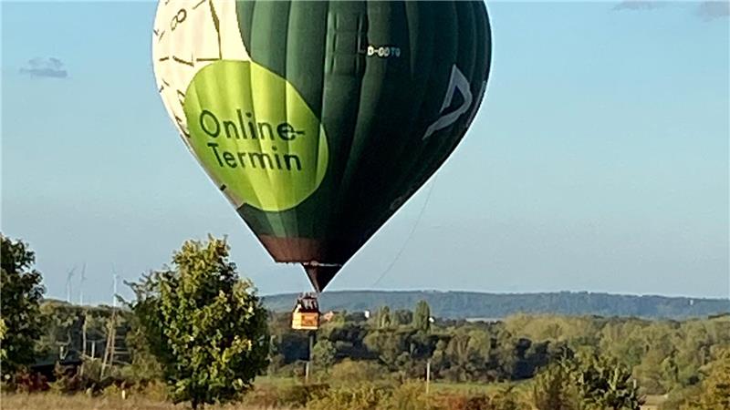 Einer der Höhepunkte des Werla-Tages: Am Pfalzgelände erhebt sich am Tag des offenen Denkmals ein Heißluftballon.