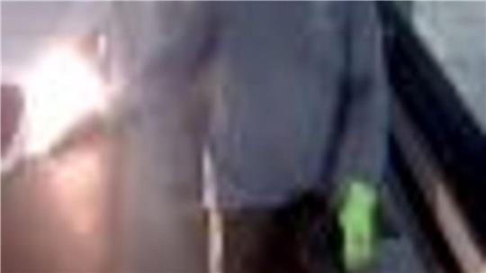 Einer der Maskierten trug grüne Handschuhe.